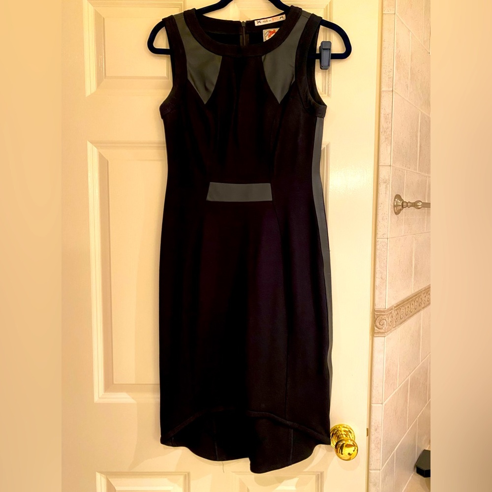 Black sleeveless dress